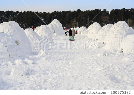 Competition for making igloo, national shelter from cold of northern peoples, made of snow bricks Competition for making igloo, national shelter from cold of northern peoples, made of snow bricks 100375382