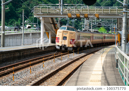 JNR-colored limited express Yakumo No. 1 passing through Bitchu Hirose Station on the Hakubi Line towards Shimane Takahashi City, Okayama Prefecture JNR-colored limited express Yakumo No. 1 passing through Bitchu Hirose Station on the Hakubi Line towards Shimane Takahashi City, Okayama Prefecture 100375770