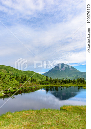 Take the Shiretoko Lake Rausu trekking course Take the Shiretoko Lake Rausu trekking course 100376570