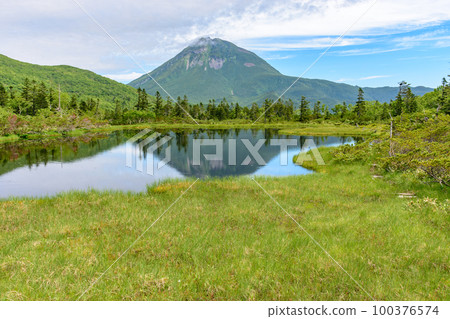Take the Shiretoko Lake Rausu trekking course Take the Shiretoko Lake Rausu trekking course 100376574