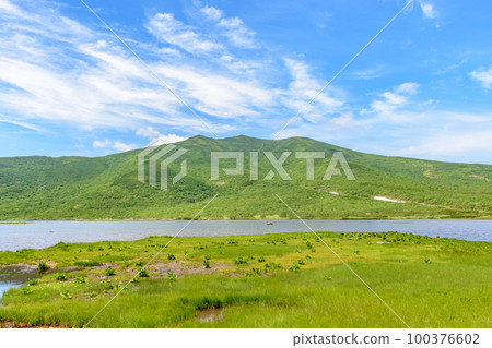Take the Shiretoko Lake Rausu trekking course Take the Shiretoko Lake Rausu trekking course 100376602