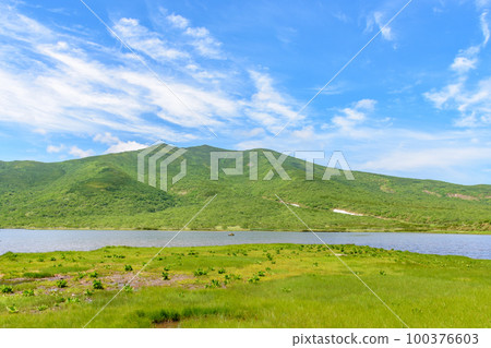 Take the Shiretoko Lake Rausu trekking course Take the Shiretoko Lake Rausu trekking course 100376603