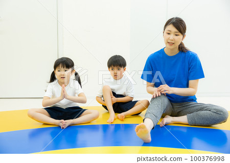 gymnastics kids 100376998