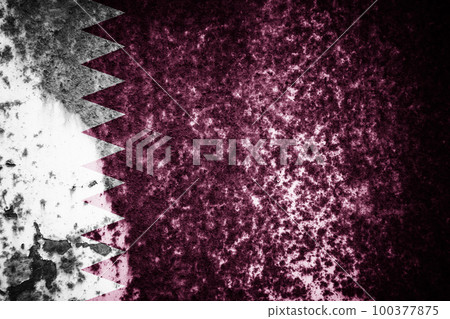 Old cracked wall with the flag painted 100377875