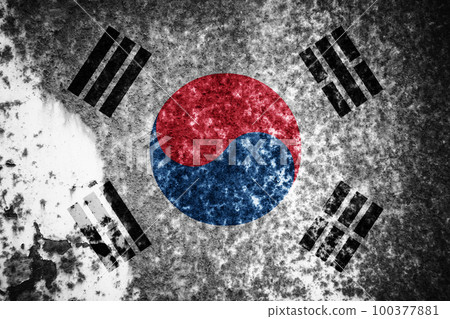 Old cracked wall with the flag painted 100377881