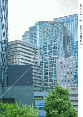 Scenery of high-rise buildings in the office district of Shinjuku-ku, Tokyo Scenery of high-rise buildings in the office district of Shinjuku-ku, Tokyo 100378246