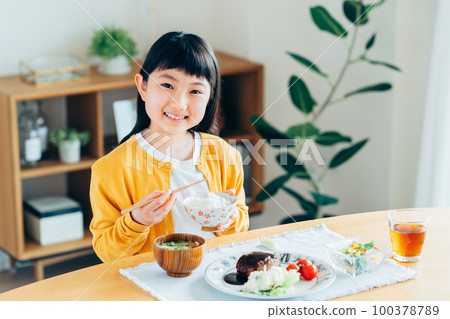 elementary school girl eating lunch elementary school girl eating lunch 100378789