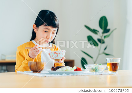 elementary school girl eating lunch 100378795