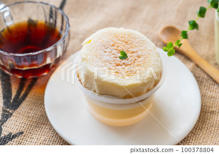 Soufflé pudding and coffee 100378804