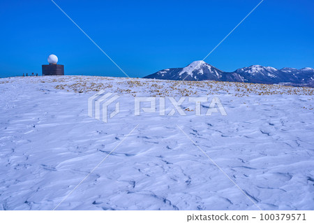 Looking at the summit area (Mt. Tateshina, weather radar, snowfield, etc.) from the middle of Mt. Kuruma in Nagano Prefecture in winter 100379571