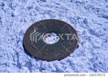 冬季長野縣車馬山山頂的指南針 100379572