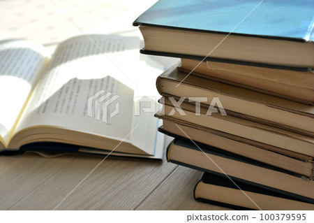 一本厚厚的書在一間明亮的房間的地板上打開 一本厚厚的書在一間明亮的房間的地板上打開 100379595