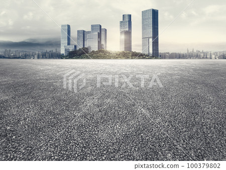 末世氛圍無人瀝青路面廣場全景城市天際線背景 100379802