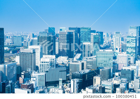 Warm and cheerful Tokyo cityscape 100380451