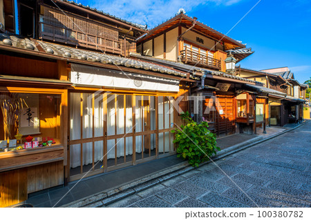 Kyoto, Higashiyama, Sanneizaka, Ninenzaka and the surrounding streets Kyoto, Higashiyama, Sanneizaka, Ninenzaka and the surrounding streets 100380782