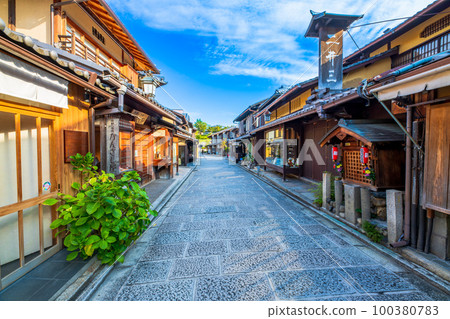 Kyoto, Higashiyama, Sanneizaka, Ninenzaka and the surrounding streets Kyoto, Higashiyama, Sanneizaka, Ninenzaka and the surrounding streets 100380783