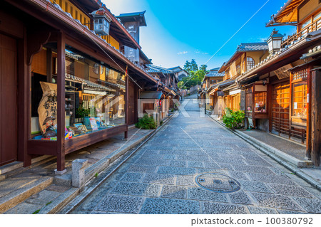 Kyoto, Higashiyama, Sanneizaka, Ninenzaka and the surrounding streets Kyoto, Higashiyama, Sanneizaka, Ninenzaka and the surrounding streets 100380792
