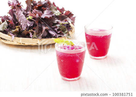 紫蘇汁和紅紫蘇葉 紅紫蘇汁手工果汁健康飲品保健飲品形像素材 100381751