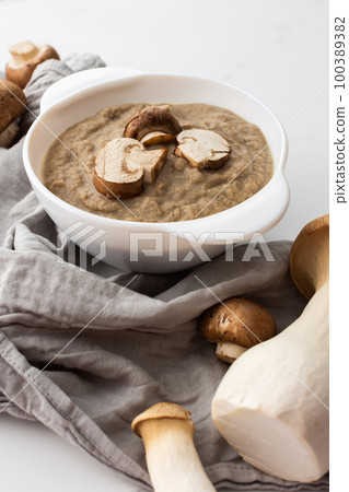 Mushroom cream soup 100389382