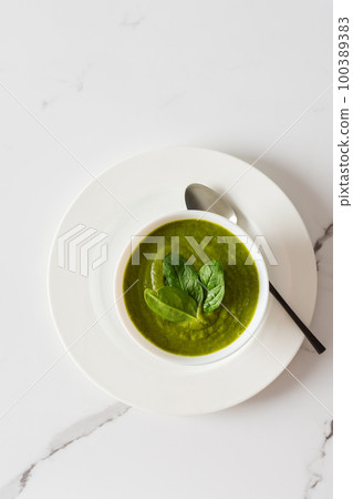 Broccoli and spinach soup 100389383