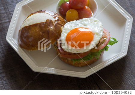 Pretzel bun hamburger breakfast Pretzel bun hamburger breakfast 100394082