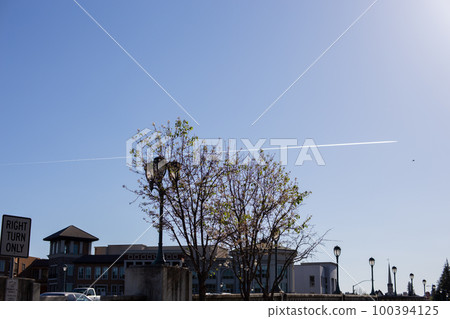 飛行在美國納帕天空的飛機和軌跡 飛行在美國納帕天空的飛機和軌跡 100394125