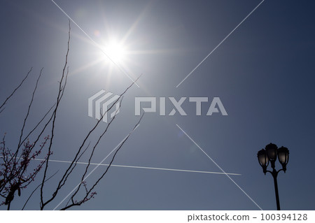 飛行在美國納帕天空的飛機和軌跡 飛行在美國納帕天空的飛機和軌跡 100394128