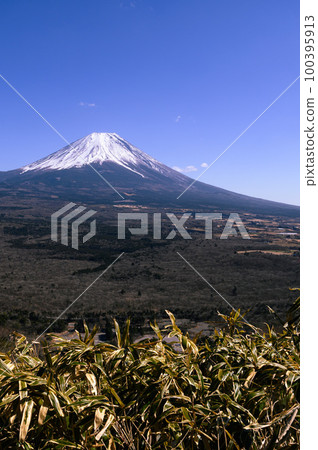 (Yamanashi Prefecture) Observation of Mt. Ryugatake / Superb view of blue sky and Mt. Fuji 100395913