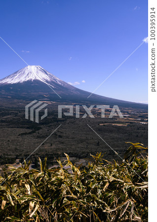 (Yamanashi Prefecture) Observation of Mt. Ryugatake / Superb view of blue sky and Mt. Fuji 100395914