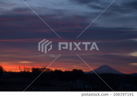 Kobuchizawa Town, Hokuto City, morning glow clouds and Mt. Fuji Kobuchizawa Town, Hokuto City, morning glow clouds and Mt. Fuji 100397191