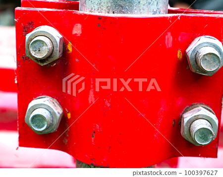 The metal clamp on the water pipe is bolted. The metal clamp on the water pipe is bolted. 100397627
