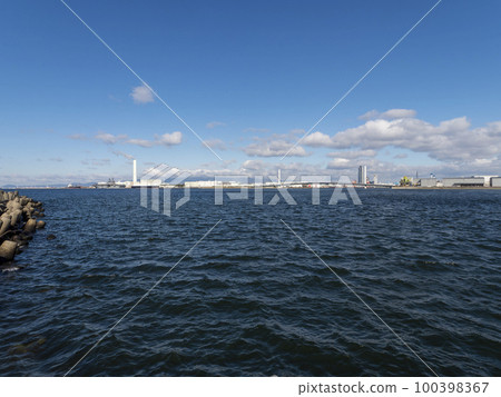 Scenery of Osaka Nanko with blue sky 100398367