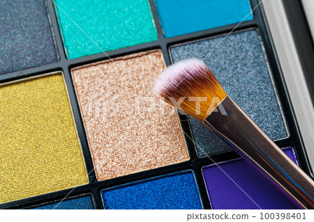 Make-up palette and brushes. Professional eyeshadow palette. 100398401