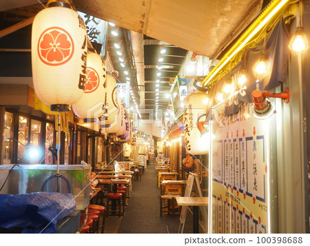 Yurakucho Night view under the guard (Yurakucho Sanchoku Yokocho) Yurakucho Night view under the guard (Yurakucho Sanchoku Yokocho) 100398688