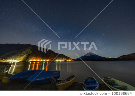 [Milky Way material] Mt. Fuji and the Milky Way seen from Lake Shoji [Yamanashi Prefecture] 100398694