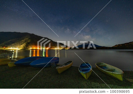 [Milky Way material] Mt. Fuji and the Milky Way seen from Lake Shoji [Yamanashi Prefecture] 100398695