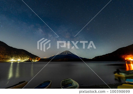 [Milky Way material] Mt. Fuji and the Milky Way seen from Lake Shoji [Yamanashi Prefecture] 100398699