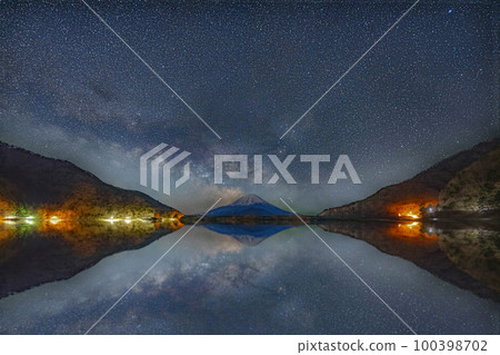 [Milky Way material] Mt. Fuji and the Milky Way seen from Lake Shoji [Yamanashi Prefecture] 100398702