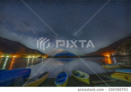 [Milky Way material] Mt. Fuji and the Milky Way seen from Lake Shoji [Yamanashi Prefecture] 100398703