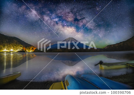 [Milky Way material] Mt. Fuji and the Milky Way seen from Lake Shoji [Yamanashi Prefecture] 100398706