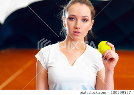 Portrait of a woman professional tennis player 100399557