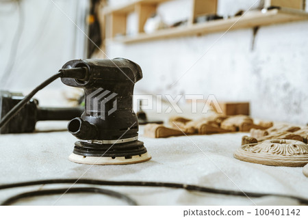 Manual electric grinding machine for woodwork on table in carpenter's shop 100401142