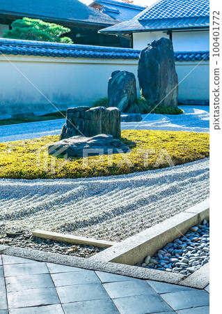 Kamejima and Mount Horai in the garden of Daitokuji Ryugen-in in Kitayama, Kyoto Kamejima and Mount Horai in the garden of Daitokuji Ryugen-in in Kitayama, Kyoto 100401772