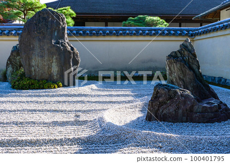 Mount Horai and Tsurushima in the garden of Daitokuji Ryugen-in in Kitayama, Kyoto 100401795