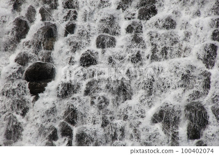 瀑布/水沖下維護良好的石牆 100402074