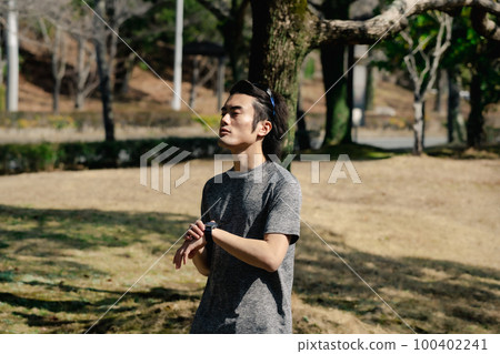 Athlete running male 100402241