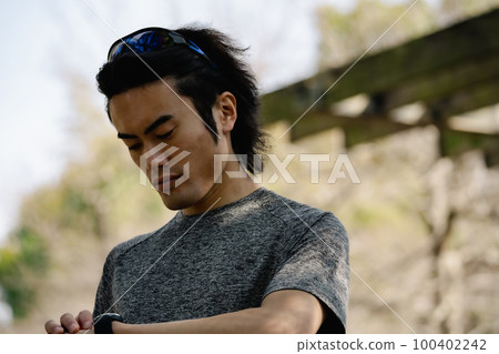 Athlete running male 100402242