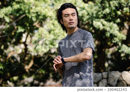 Athlete running male 100402243