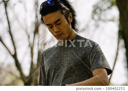 Athlete training male 100402251