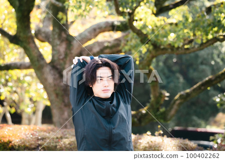 Athlete training male 100402262
